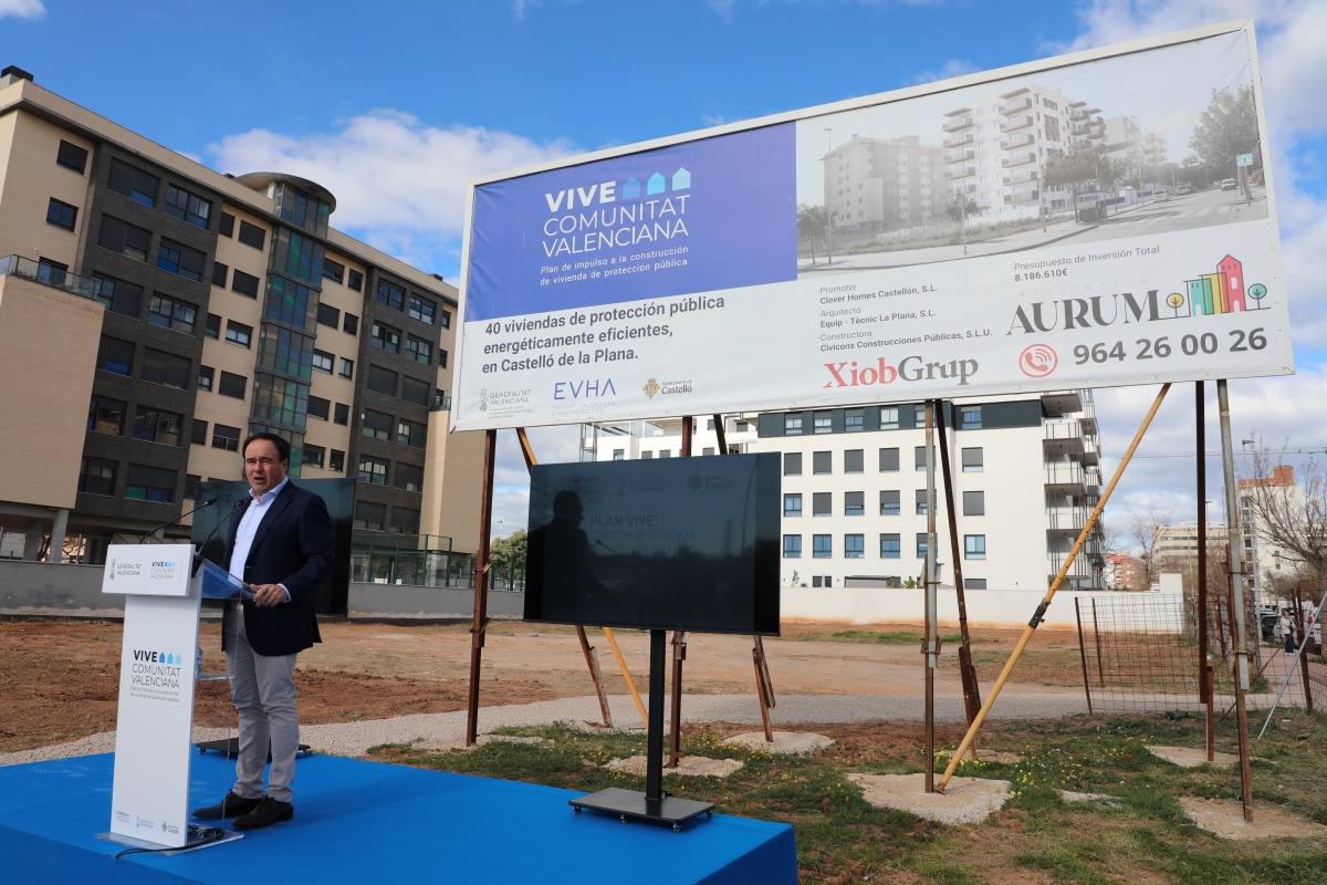 El presidente de la Generalitat Valenciana, Juanfran Pérez Llorca, en el solar del primer lote.