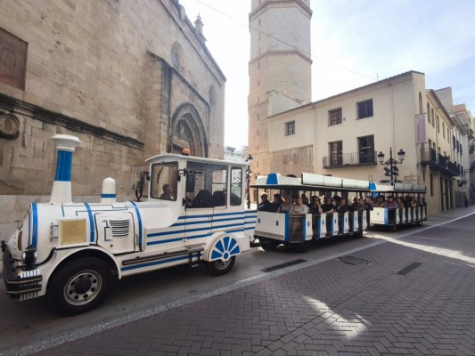 Castelló atrae el turismo sénior a su tren turístico: cerca de 600 visitantes previstos y 11 pases reservados