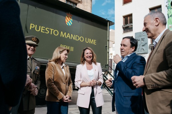 La UME 'aterriza' en la plaza Mayor de Castelló con una exposición de vehículos o un puesto de mando