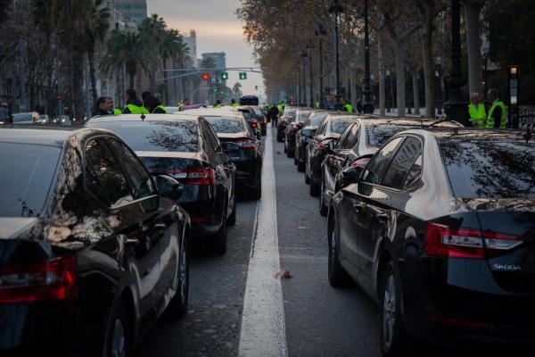 Convocada una marcha lenta de VTC para protestar contra el decreto de la Generalitat sobre el sector