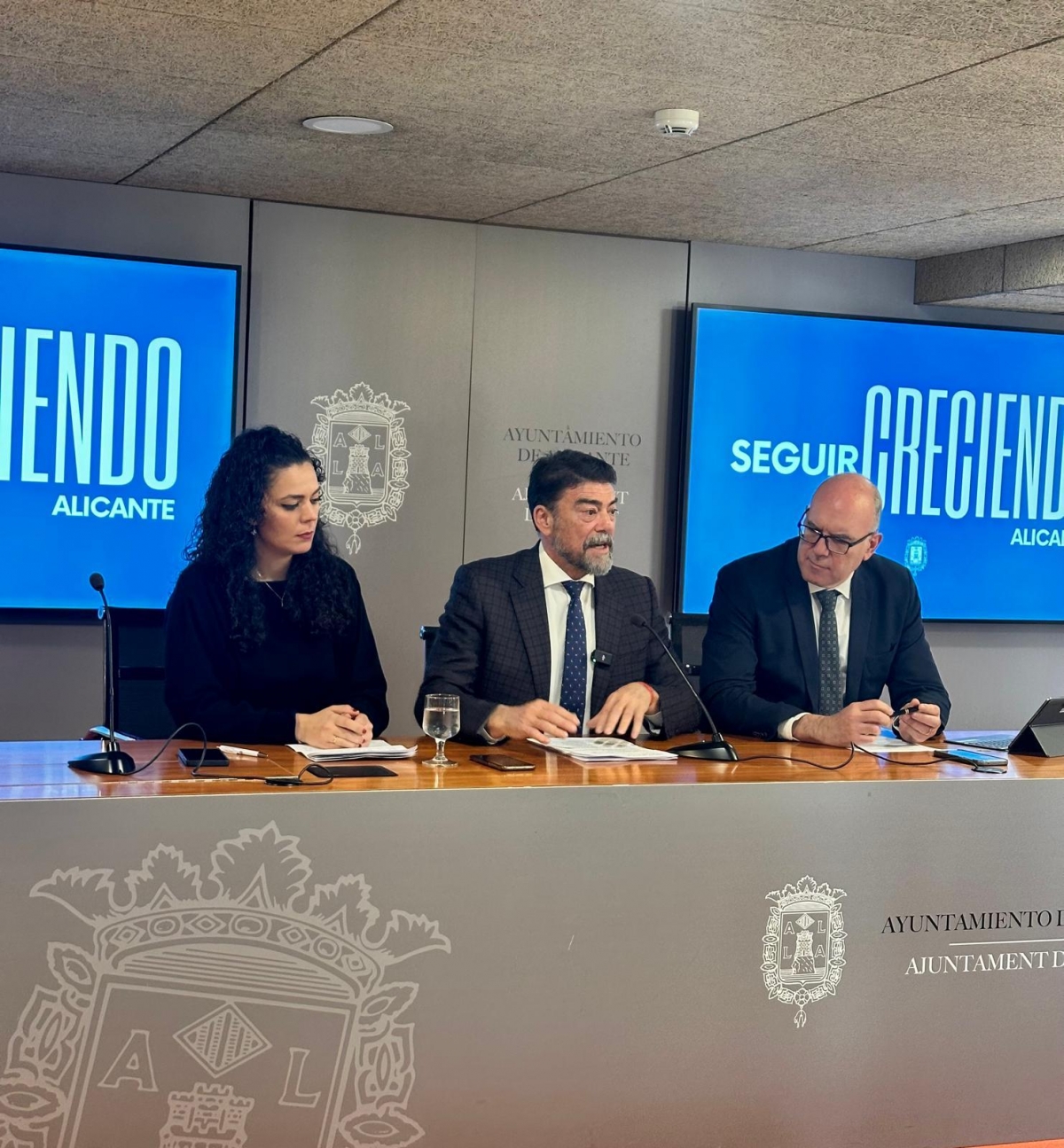 El alcalde de Alicante, Luis Barcala, entre los portavoces del equipo de gobierno, Cristina Cutanda y Manuel Villar.