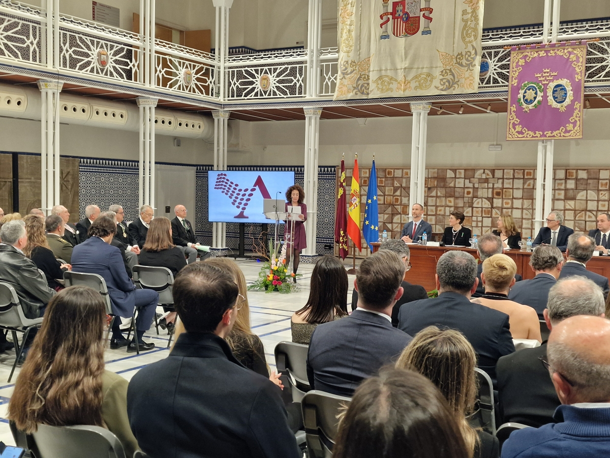 La Academia de Farmacia Santa María de España recupera seis años después su tradicional apertura de curso en la Asamblea Regional