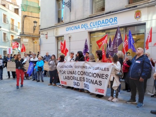Nueva concentración para reclamar la reapertura del centro de día para mayores en Alicante