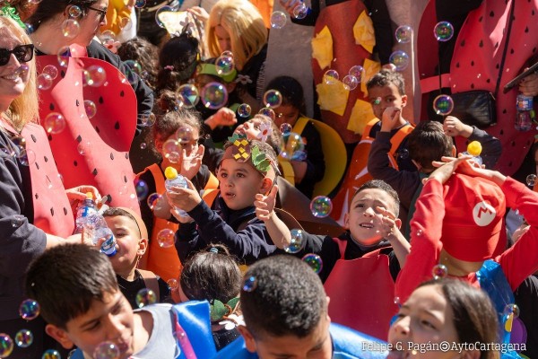 Los más pequeños toman las calles de Cartagena en el Pasacalles del Carnaval Escolar