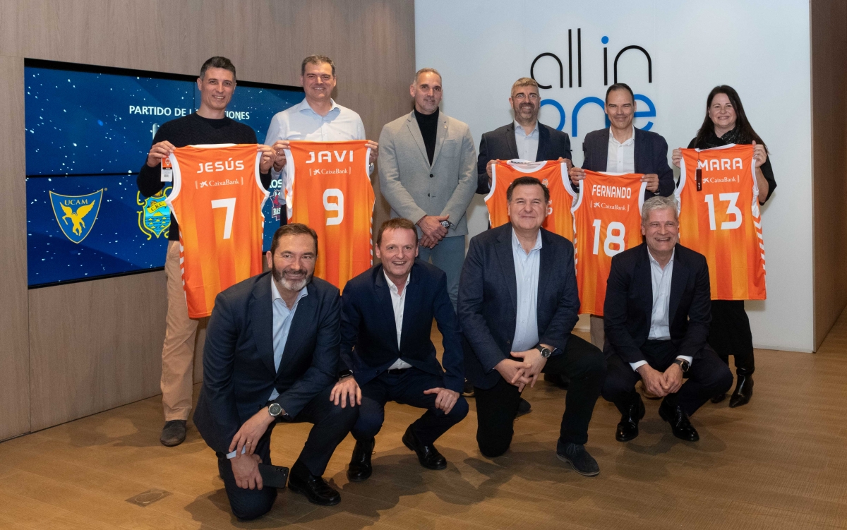 CaixaBank impulsa el ‘Partido de las Aficiones’ con la entrega oficial de camisetas a los ocho participantes que representarán al Valencia Basket