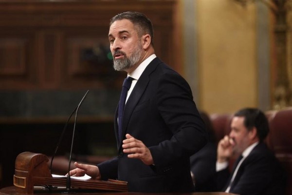 Vox se ceba con Barcala por el caso de las viviendas protegidas