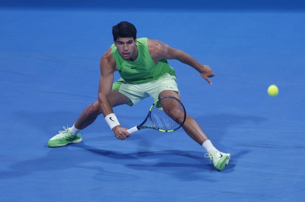 Alcaraz no lo tiene fácil pero avanza en Doha en su reaparición tras el título en Australia