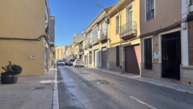Empiezan los trabajos de adecuación de la calle Rafael Valls de Manises para reducir el tráfico pesado