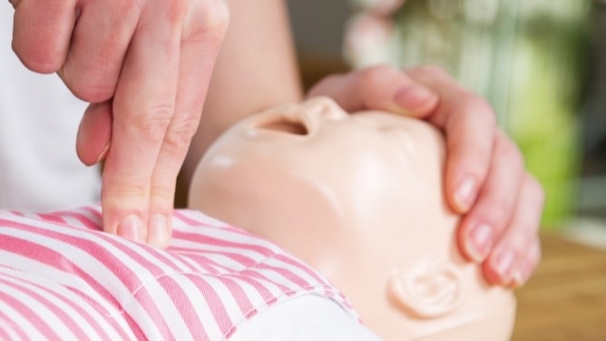 Vithas Medimar retoma sus 'Vithas Aula Salud' para formar a padres en primeros auxilios pediátricos 