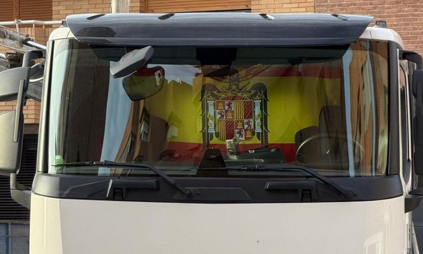 Un obrero exhibe una bandera franquista en una obra pública de San Vicente