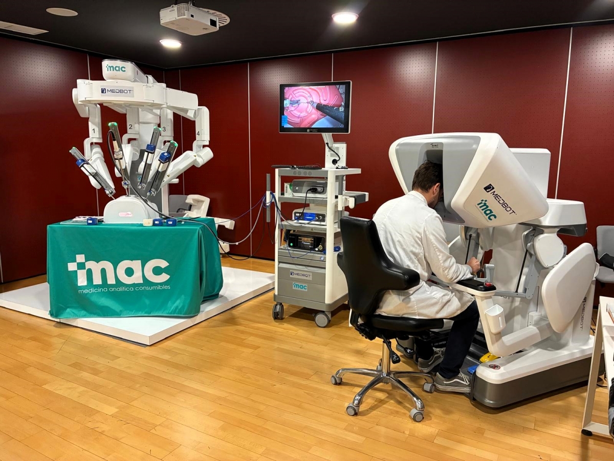 Cirujanos del Hospital del Vinalopó de Elche testean un robot quirúrgico endoscópico líder en telecirugía