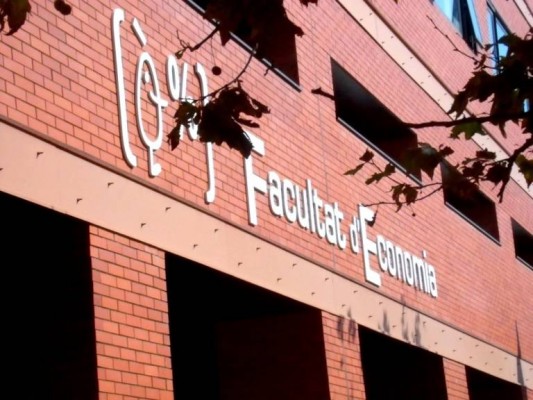 Diez equipos de emprendedores presentan sus proyectos en la Facultat d´Economia
