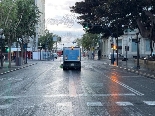 Alicante amplía el dispositivo de limpieza del Carnaval con cerca de 100 operarios y 60 vehículos