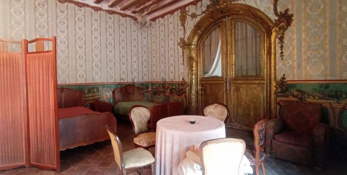 El palacete de Cehegín que busca una nueva vida: más de mil metros cuadrados de historia, un salón de baile de cine y una bodega con tinajas