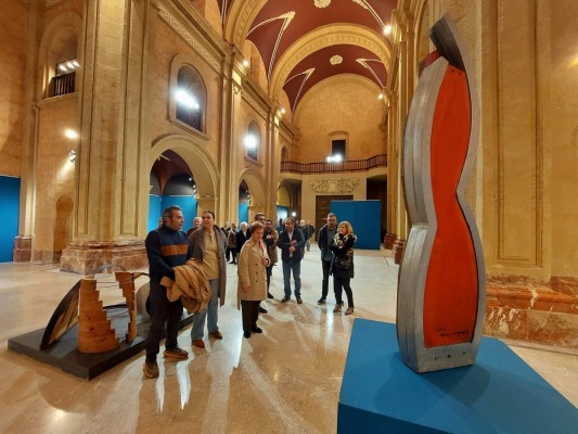La obra del artista caravaqueño Antonio Martínez Torres impregna la sala de la Compañía de Jesús de abstracción y minimalismo