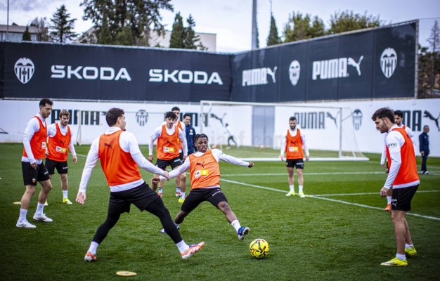 Thierry y Danjuma realizan una parte del entrenamiento con el Valencia