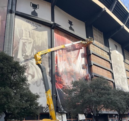 El Valencia repone la lona de Mestalla que destrozó el viento