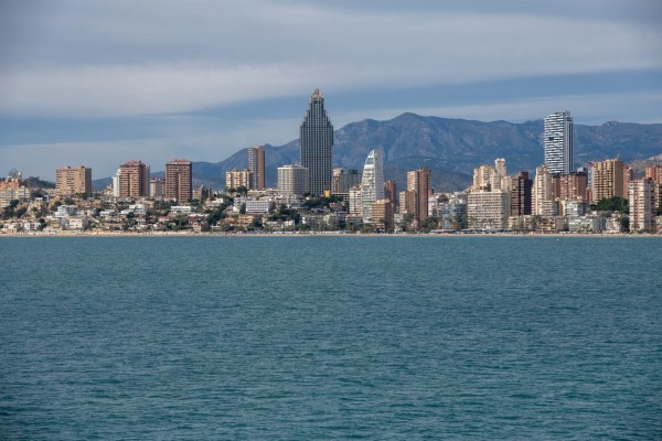 La vivienda se tensiona en la Costa Blanca; Benidorm y Torrevieja disparan el esfuerzo de compra