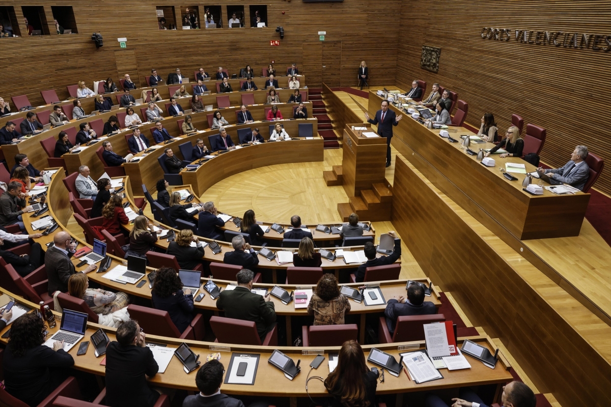 Pérez Llorca debuta en Les Corts con su primera crisis y menos 'cafeína' que Mazón
