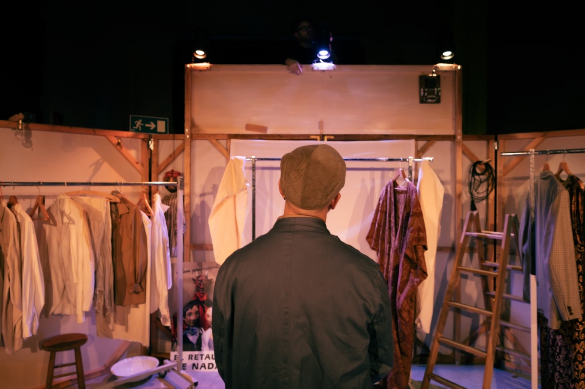 El Escalante bucea por 40 años de escenografías, teatro y recuerdos