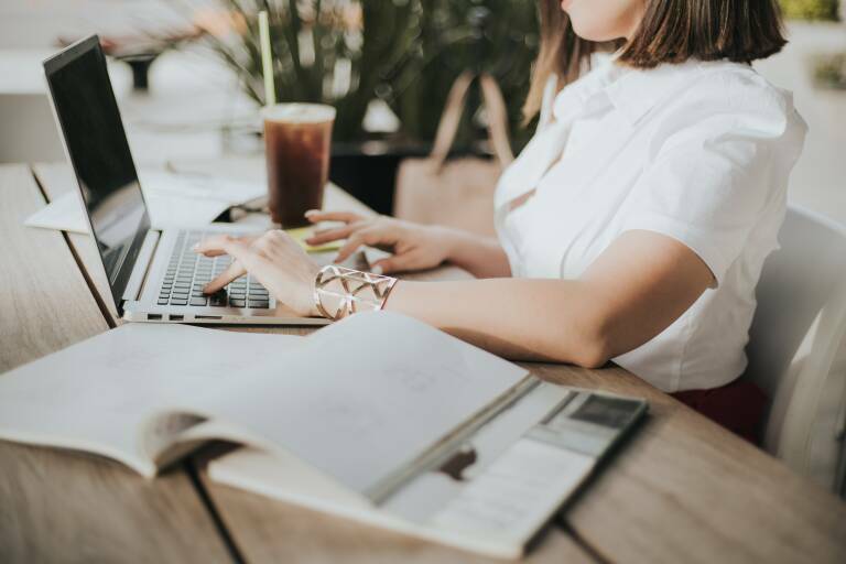 El pluriempleo se mueve en máximos en España con más peso entre las mujeres
