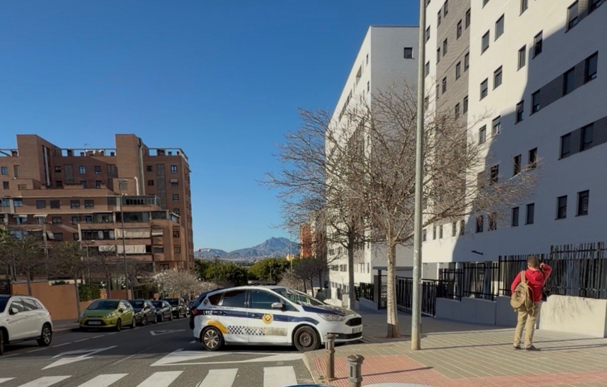 Un coche patrulla, a las puertas del edificio de Residencial Les Naus.