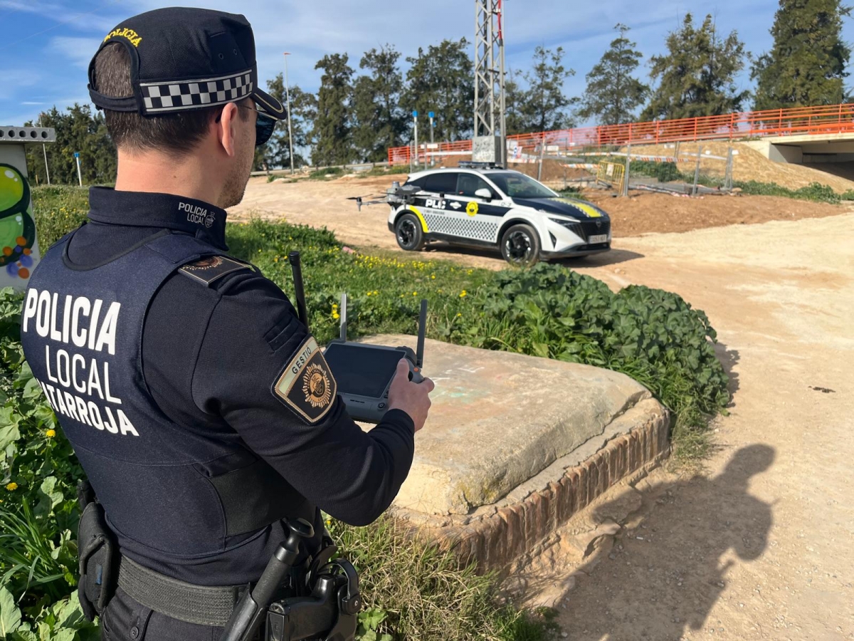 Policía Local de Catarroja volando drones.