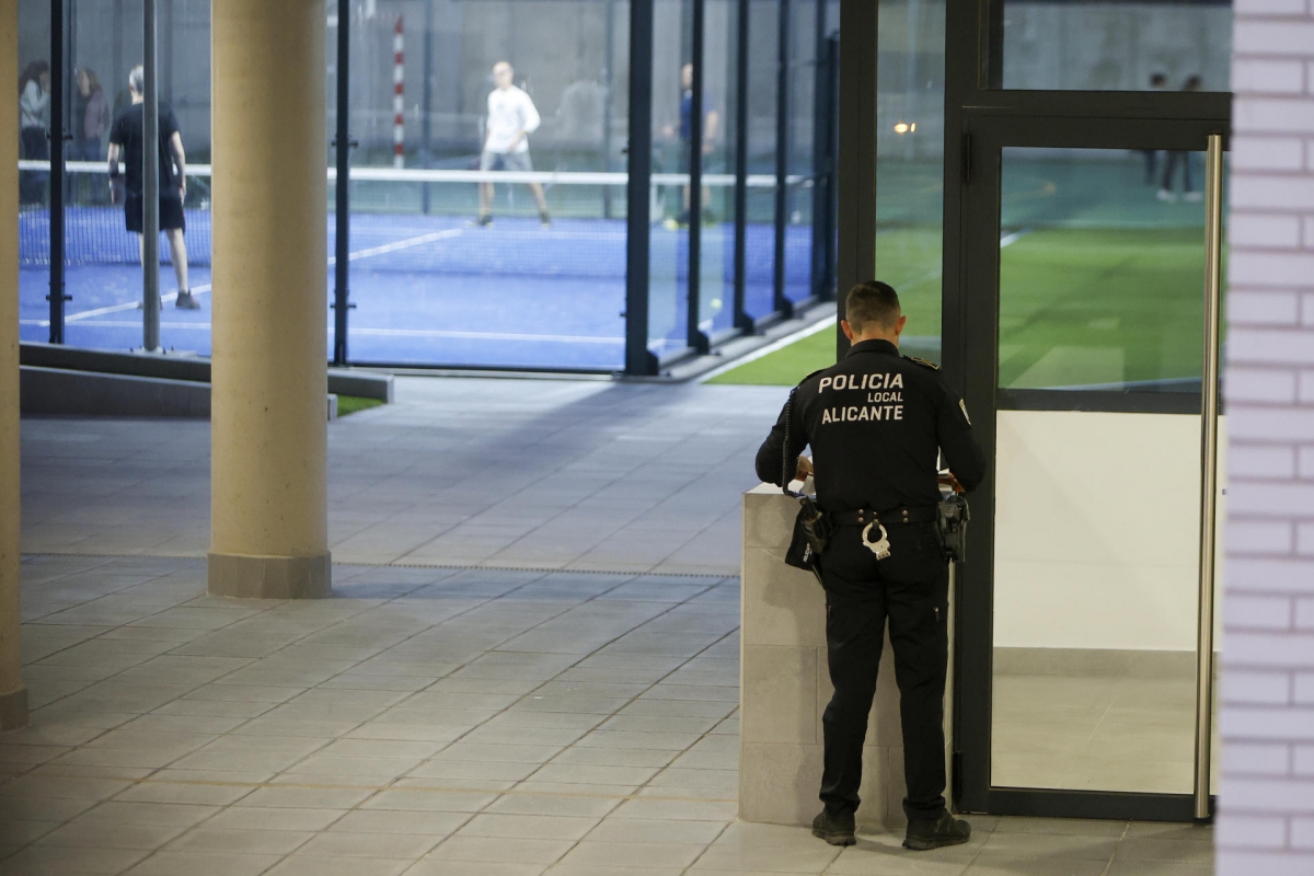 La Policía Local, en el edificio de VPP Residencial Les Naus.