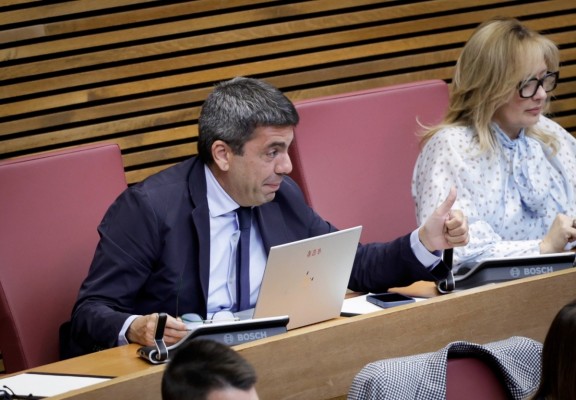 Mazón acude al pleno de Les Corts y la oposición le afea que vaya a 