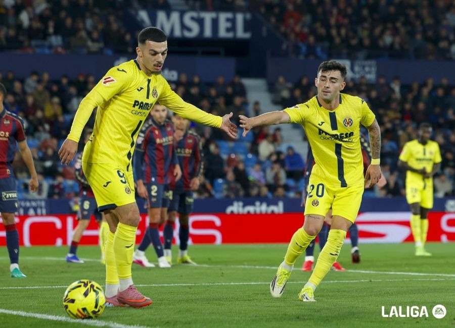 Mikautadze y Moleiro, dándose la mano, ante el Levante, en el Ciutat.