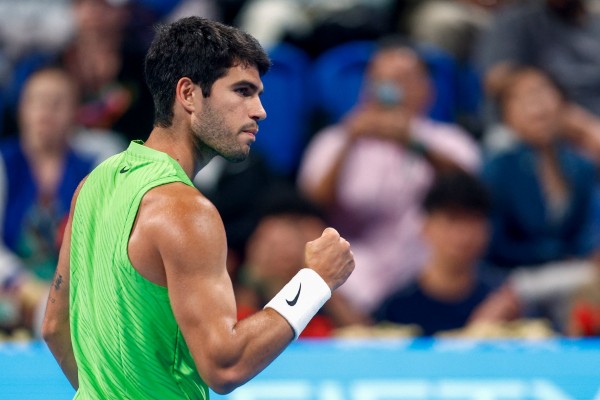Alcaraz impone su ley y gana a Royer en Doha primero arrasando y luego reaccionando