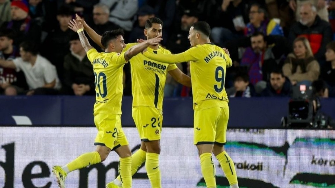 Moleior, Ayoze y Mikautadze, ante el Levante, en el Ciutat. - Foto: LALIGA