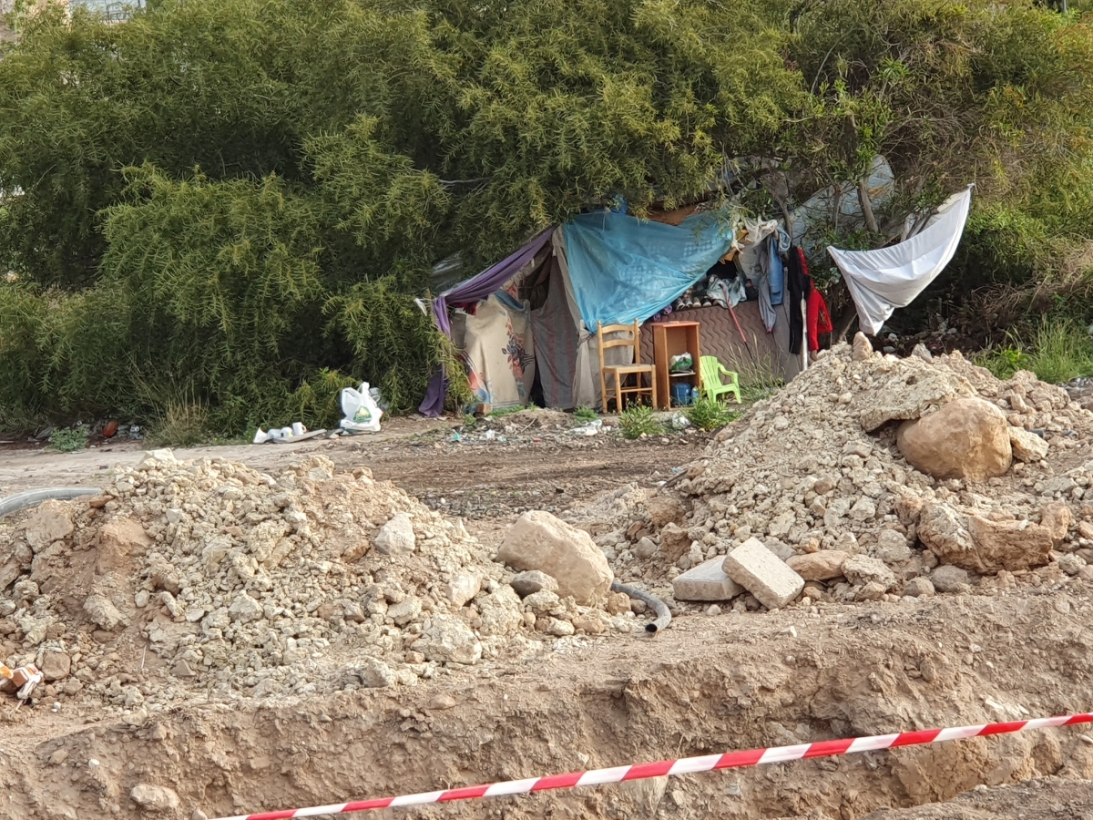 Elementos acumulados en asentamientos en las vías de Benalúa de Alicante.