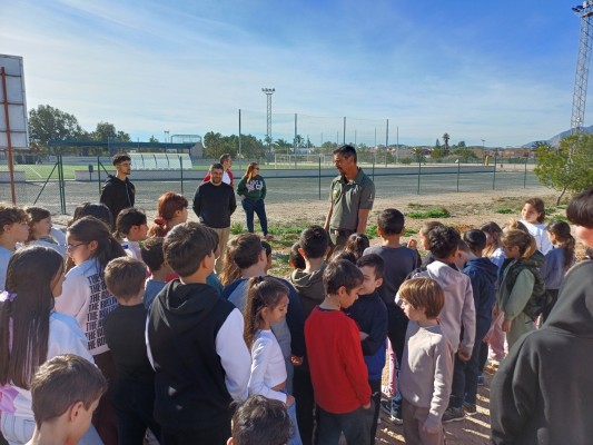 Escolares de San Isidro reforestan el polideportivo municipal con especies autóctonas