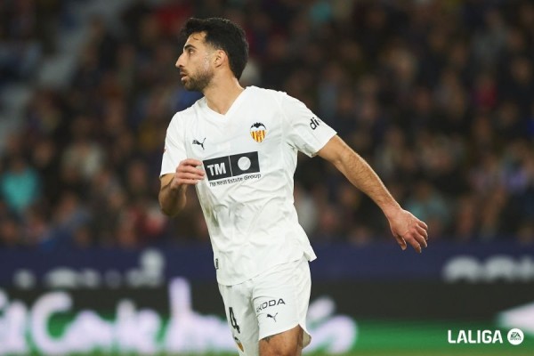 Identificado el aficionado que lanzó la botella a Cömert tras el derbi en el Ciutat