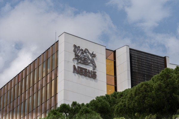 Nestlé ganó un 17% menos en 2025 y ultima la venta del negocio de helados a Froneri