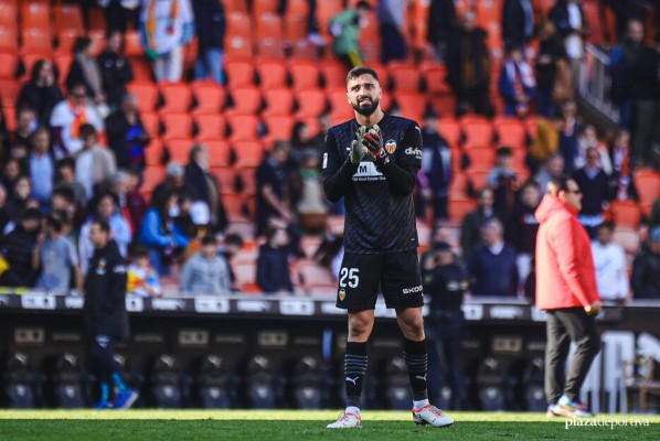 El Liverpool muy cerca de fichar a Mamardashvili al permitir que se quede un año cedido en Valencia