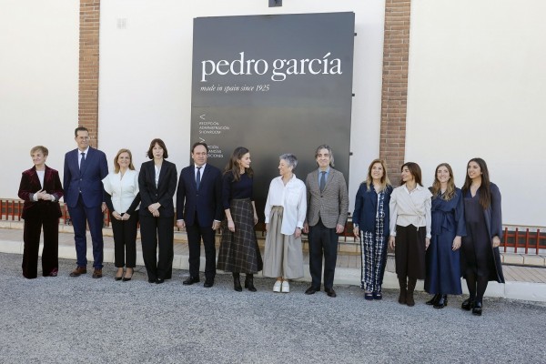La visita de reina Letizia a la fábrica Pedro García de Elda, en imágenes 