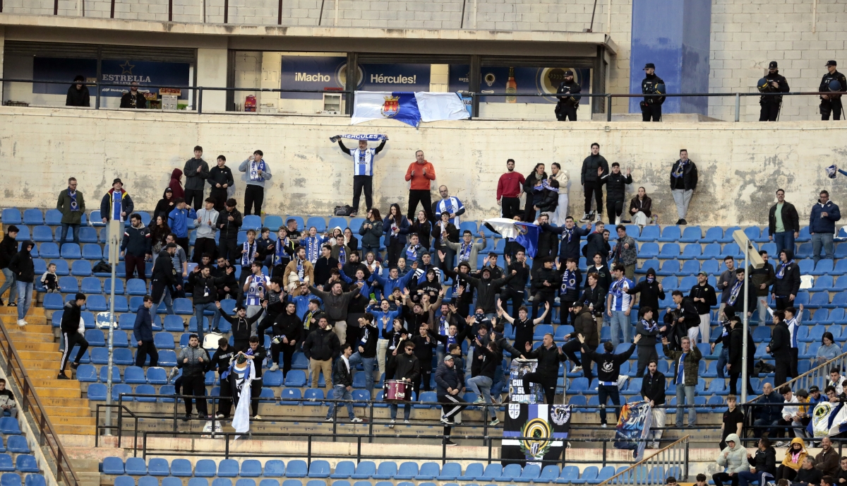 La Policía identíficó el domingo a 33 integrantes de la grada de animación del Rico Pérez y levantó dos actas 