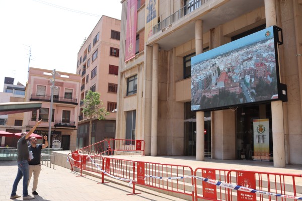 El Ayuntamiento de Vila-real pierde unas losas de la fachada por 