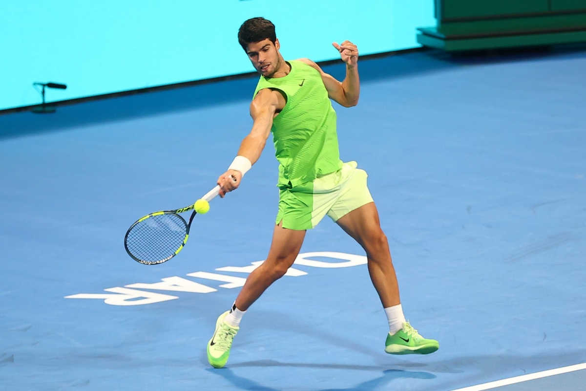 Alcaraz suma y sigue: vence sufriendo a Khachanov y se cita con Rublev en las semifinales de Doha
