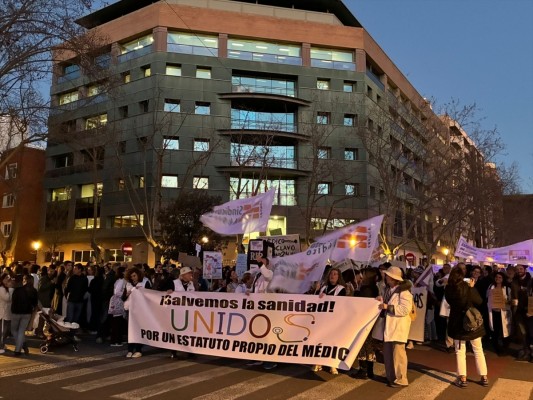 Médicos valencianos se concentran ante la Conselleria de Sanidad para reclamar 
