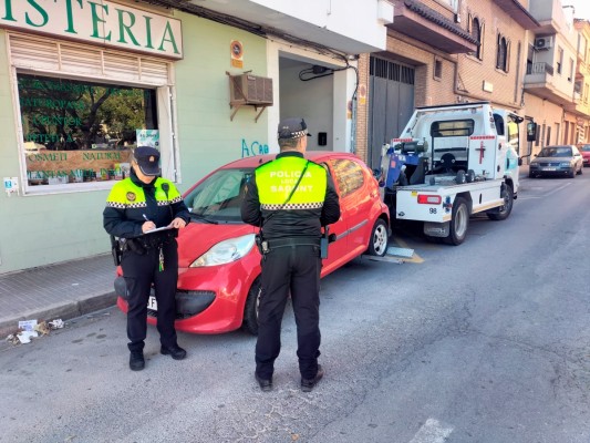 La actuación policial sobre vehículos en situación irregular libera 2.000 plazas de aparcamiento de Sagunto