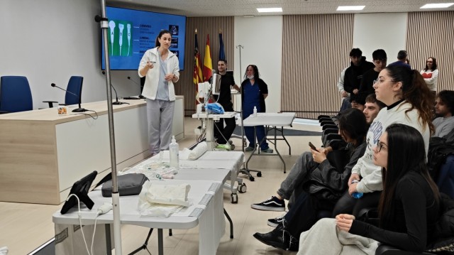 Los estudiantes de segundo de Enfermería del CEU se adentran en la labor asistencial del Hospital de Vinaròs