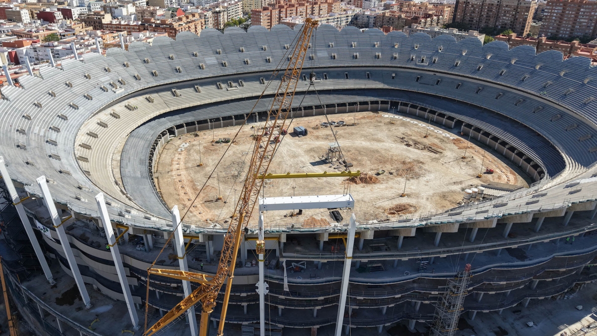 Ya se ha instalado la primera pieza del anillo de compresión de la gran cubierta del Nou Mestalla