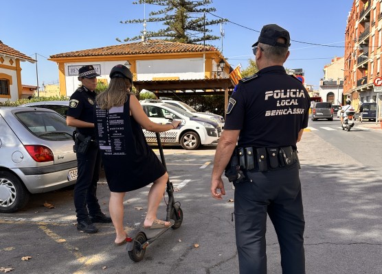 Benicàssim obligará a llevar casco, tener seguro y más de 15 años a los usuarios de patinetes 