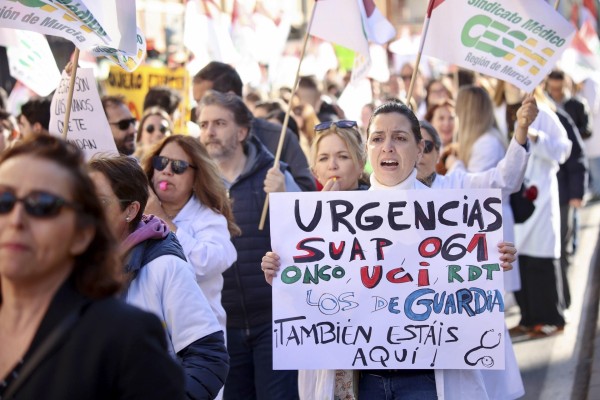 Los médicos de la Región protestan ante la Consejería de Salud para coronar la semana de huelga: 