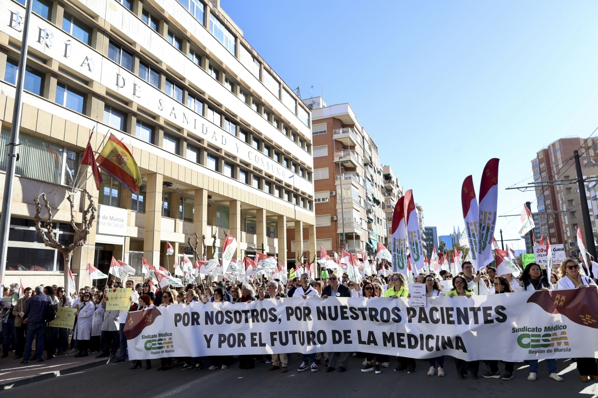 Los médicos se manifiestan en Murcia contra el nuevo Estatuto Marco.