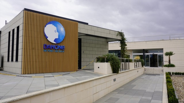 El grupo de alimentación Danone gana 1.825 millones en 2025, un 9,7% menos, y mejora el dividendo
