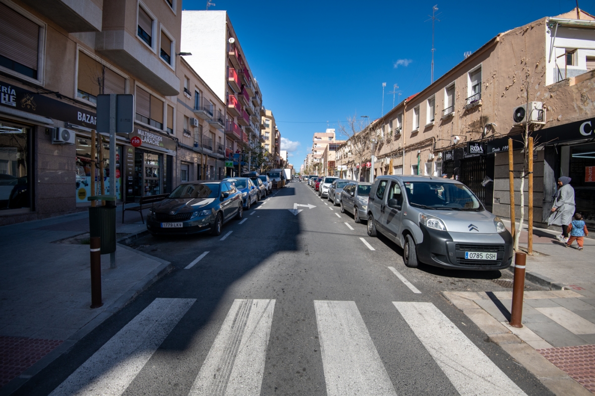 Renovación de aceras, iluminación y arbolado en Ausiàs March, a la derecha, nuevo restaurante -